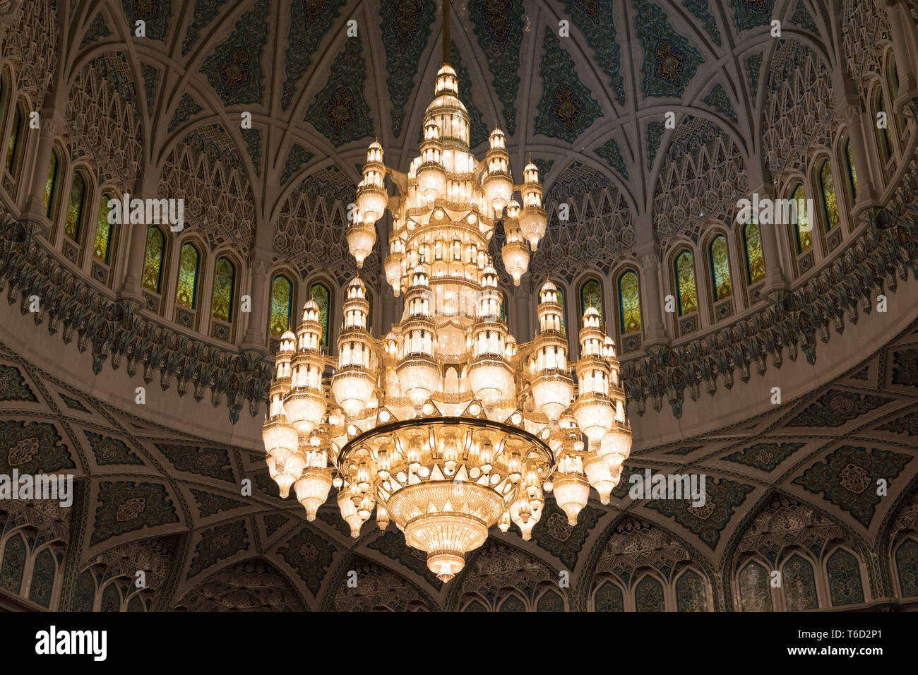 Oman, Muscat, le lustre en cristal de Swarovski à l'intérieur de la grande salle de prière de la Grande Mosquée Sultan Qaboos Banque D'Images