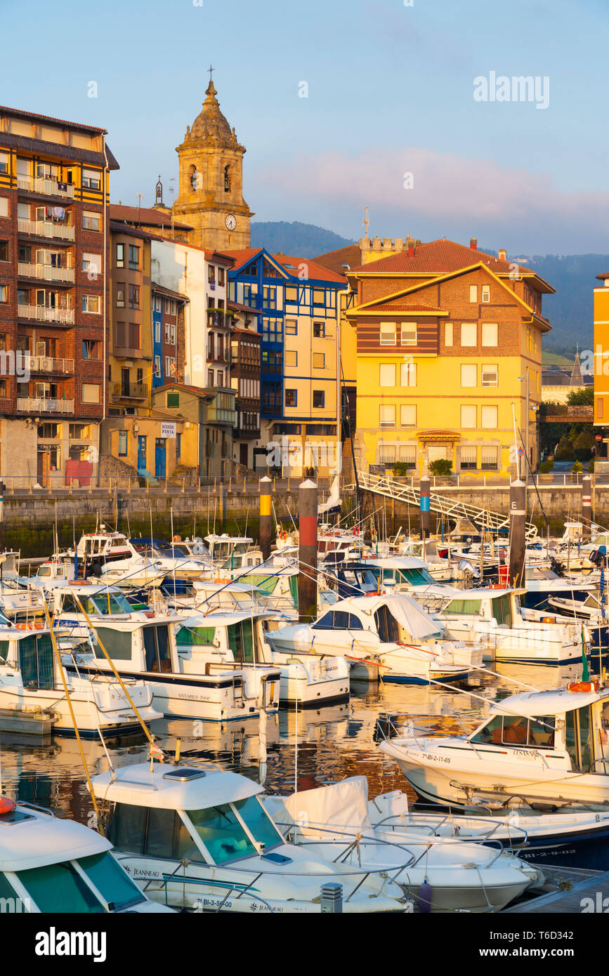 Espagne, Province de Biscaye, Pays Basque, Bermeo, bateaux amarrés dans le port Banque D'Images