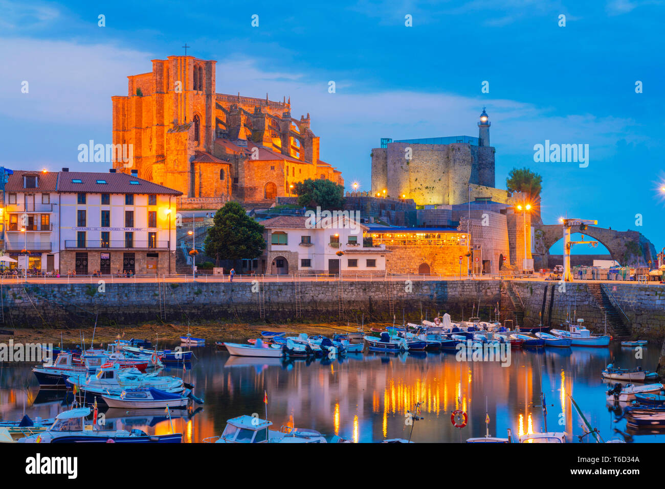 L'Espagne, Cantabria, Castro-Urdiales, port, église Santa Maria et Santa Ana château au crépuscule Banque D'Images