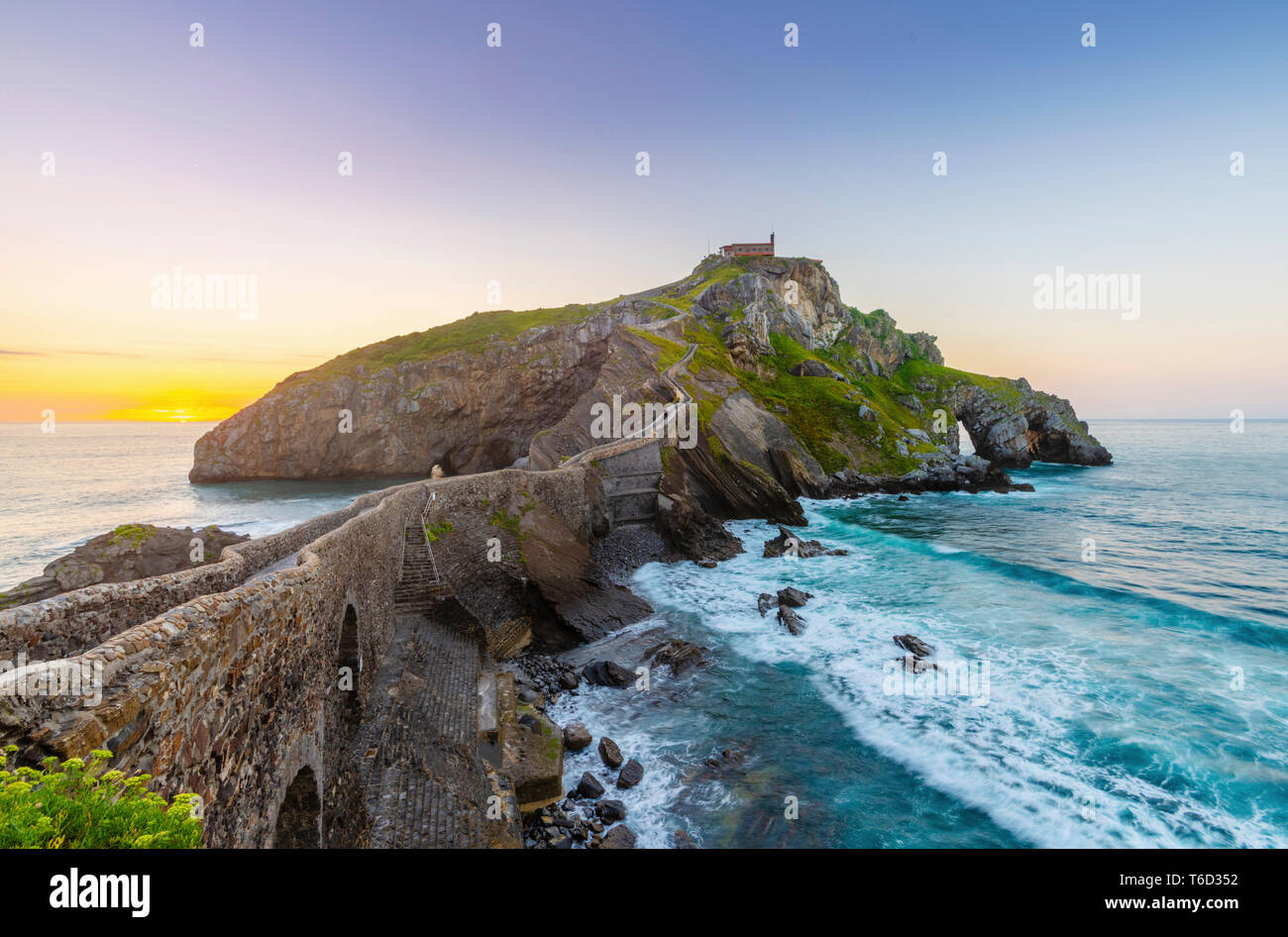 Espagne, Pays Basque, de San Juan de Gaztelugatxe, vue de l'îlot au coucher du soleil Banque D'Images