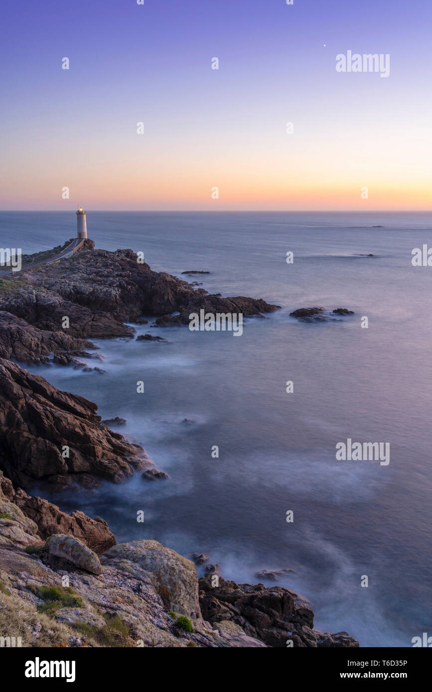 L'Espagne, la Galice, Roncuda, aperçu de la baie et le phare au crépuscule Banque D'Images