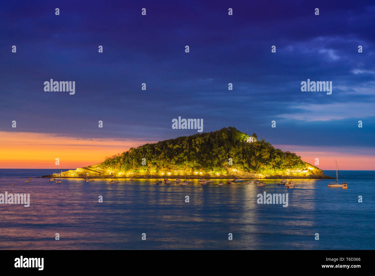 Espagne, Pays Basque, San Sebastian (Donostia), l'île Santa Clara et la baie de La Concha est éclairée la nuit Banque D'Images