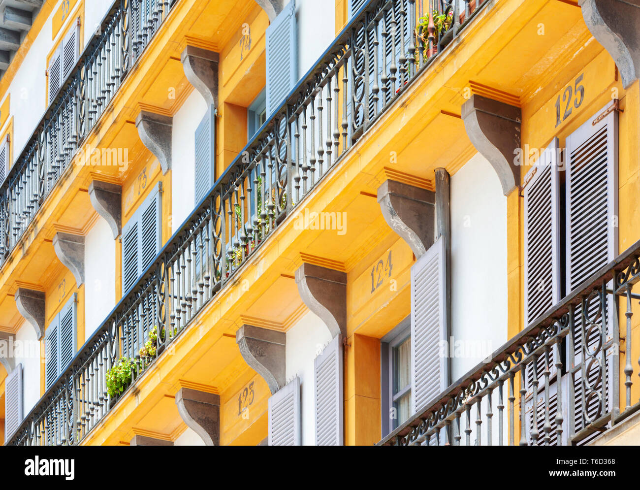 Espagne, Pays Basque, San Sebastian (Donostia), Plaza de la Constitucion, Close up de balcons typiques Banque D'Images