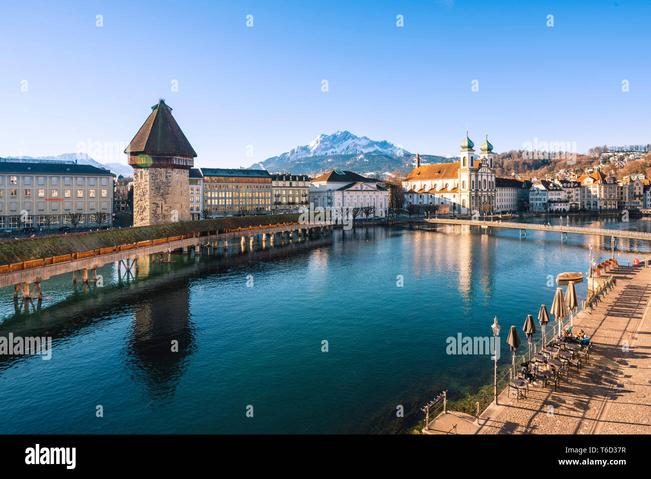 Lucerne, Suisse. Vue sur la rivière Reuss avec KapellbrÃ¼cke (pont de la chapelle), église des Jésuites et le mont Pilate Banque D'Images