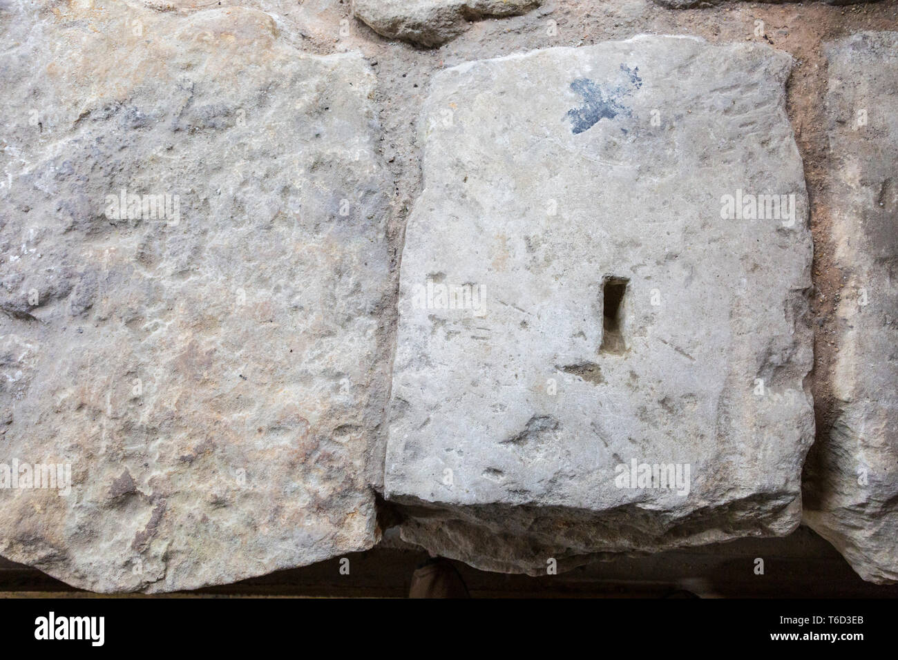 Un trou Lewis en queue d'aronde est coupé dans le haut d'un bloc de mur de pierre romain utilisé pour soulever la pierre en position. La porte d'entrée de Roman Glevum, Gloucester Banque D'Images