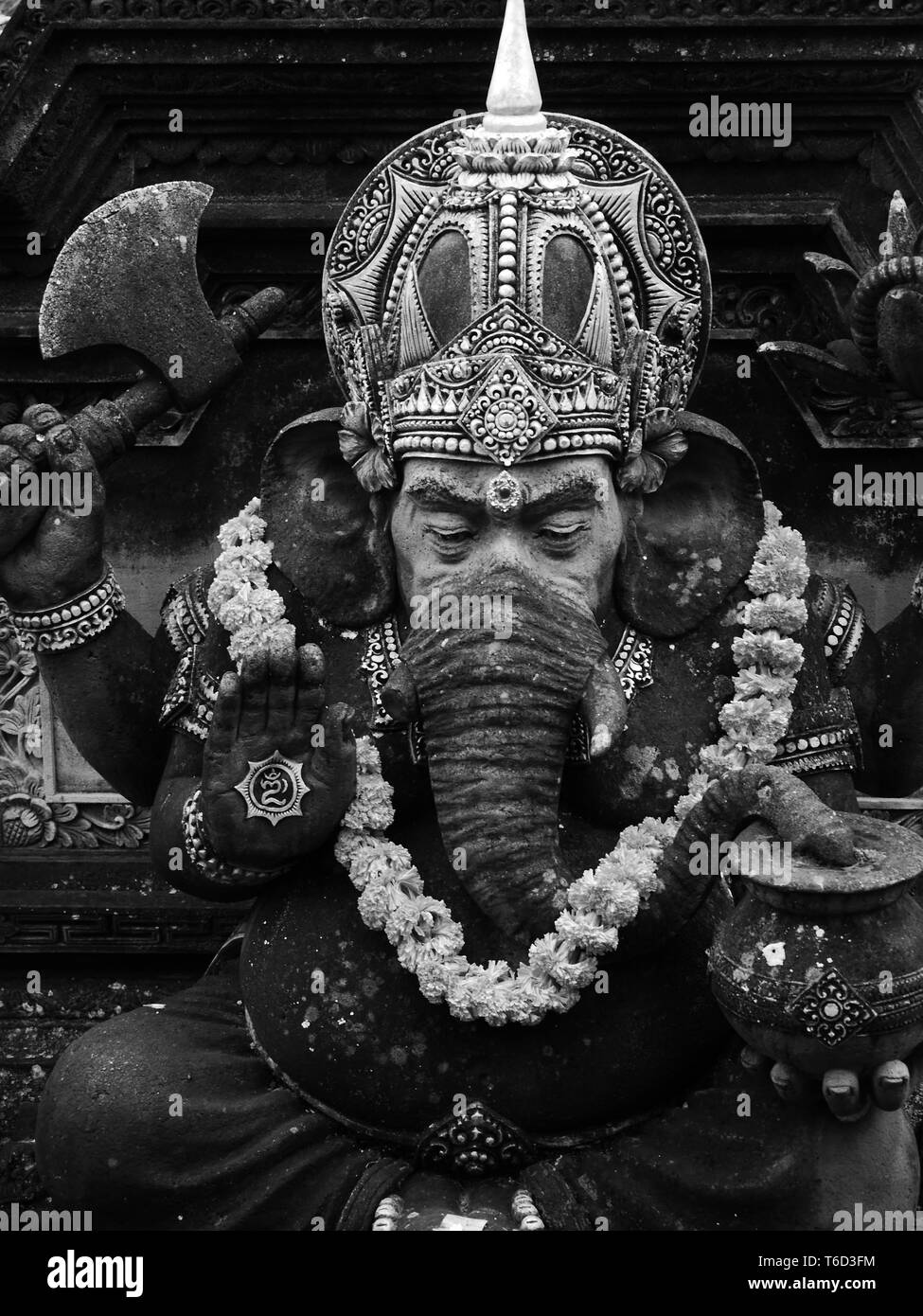 Close up noir et blanc d'une statue de Ganesh, le dieu Hindou à tête d'éléphant à Ubud sur l'île indonésienne de Bali Banque D'Images