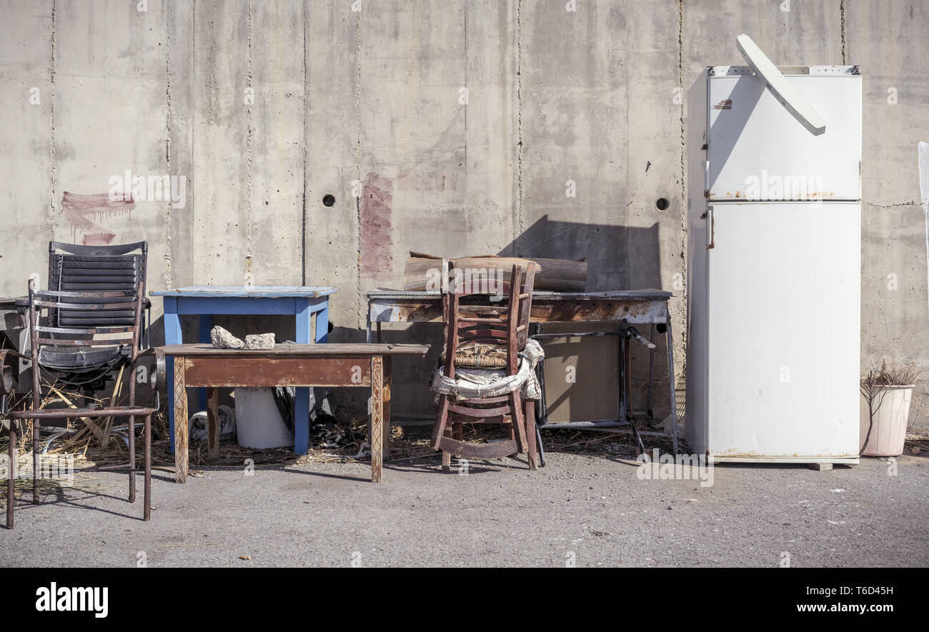 Vieux meubles sale debout devant un mur de béton Banque D'Images