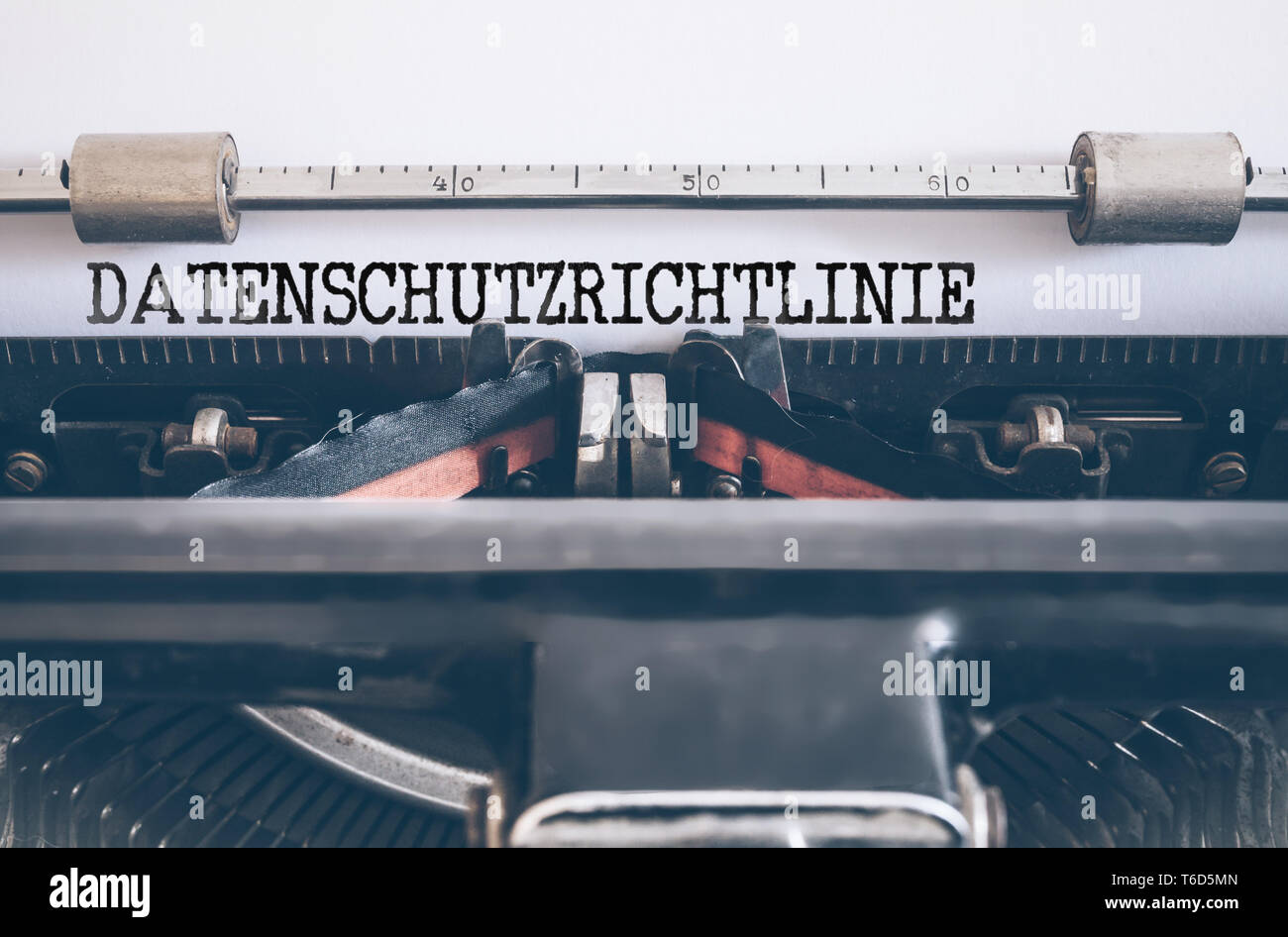 Mot DATENSCHUTZRICHTLINIE, Allemand pour la politique de confidentialité, écrit sur machine à écrire manuelle vintage Banque D'Images