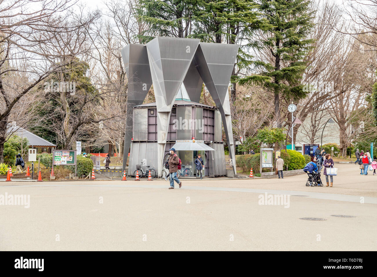 Walking People Sakura Banque De Photographies Et D Images A Haute Resolution Alamy