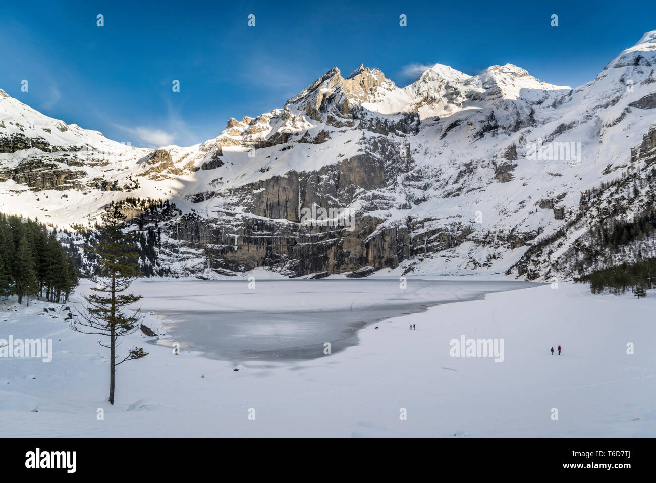 L'Oeschinensee gelés en hiver Banque D'Images