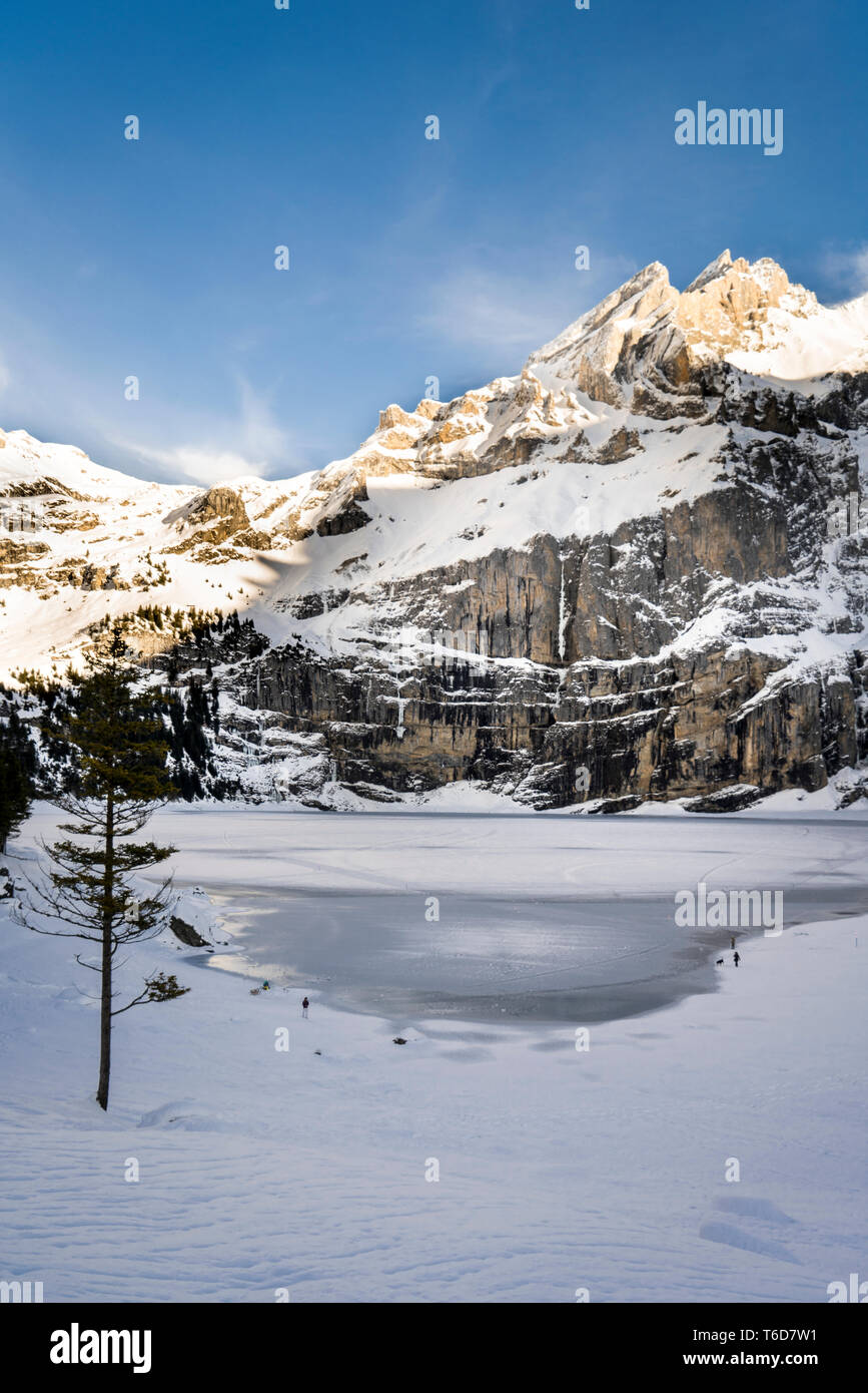 L'Oeschinensee gelés en hiver Banque D'Images