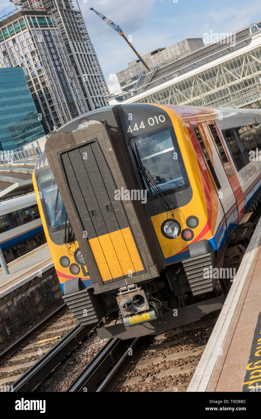 Une classe de chemin de fer de l'ouest du sud 444 électrique train de banlieue en une plate-forme à la gare de Londres Waterloo. Banque D'Images