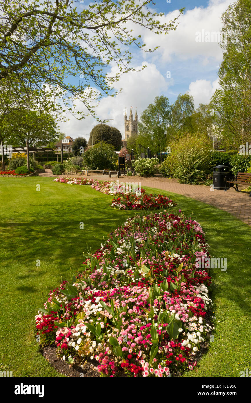 L'église St Mary de l'Ashford Kent UK Memorial Gardens Banque D'Images