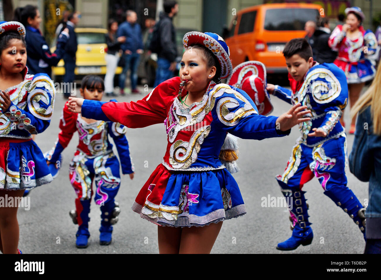 Une jeune fille bolivienne siffle à la procession S.American, Barcelone, Espagne. Banque D'Images