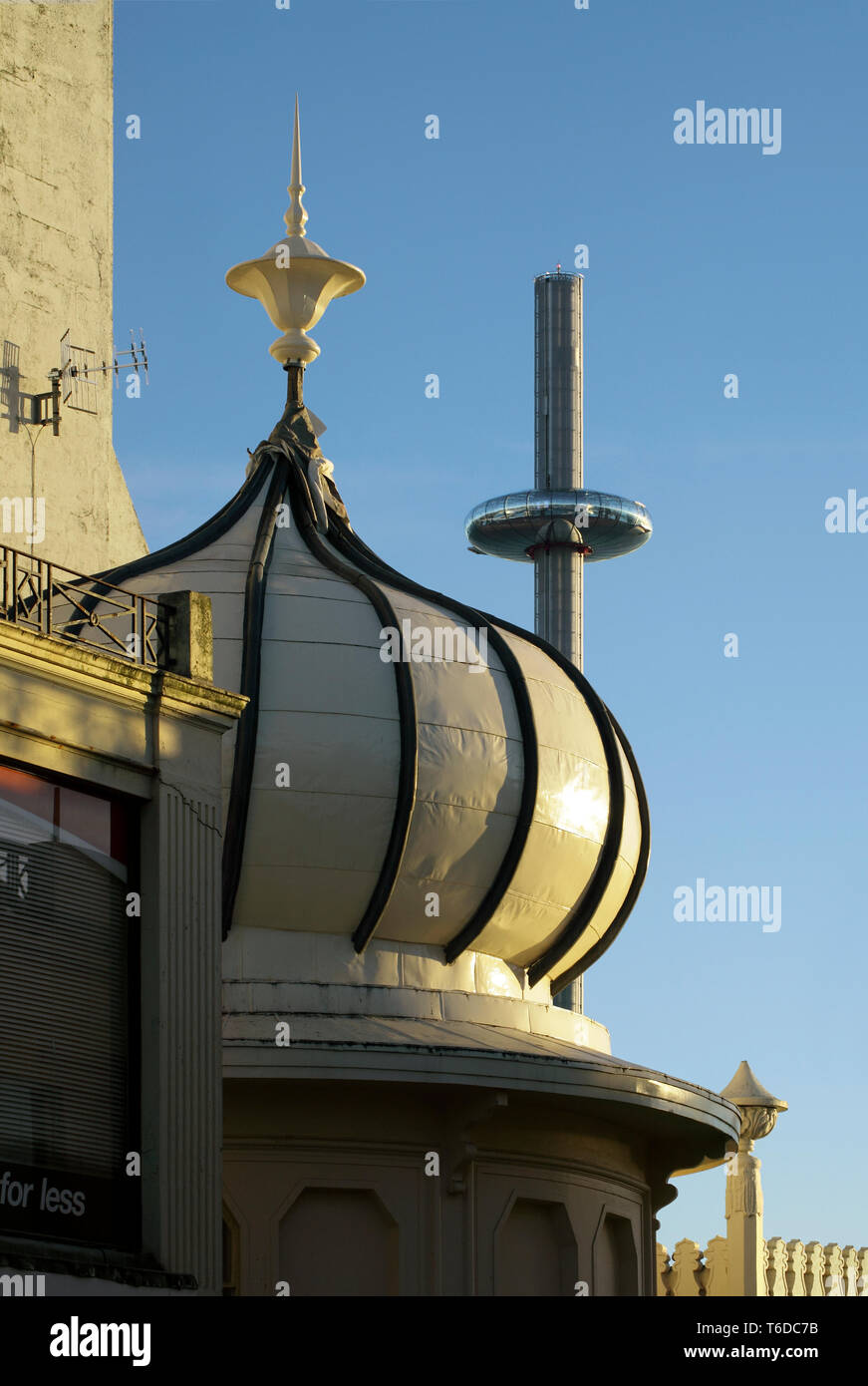 Un oignon dôme sur le pavillon de l'Ouest en terrasse de l'Ouest, Brighton. Contexte : le British Airways j360. Banque D'Images