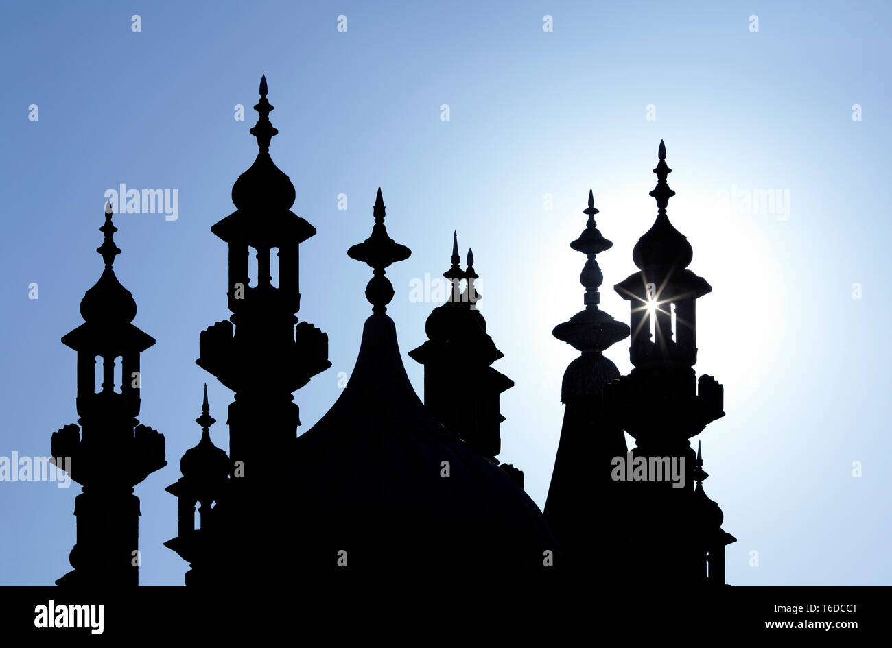Minarets autour de l'un des dômes en oignon sur le Brighton Pavilion. Banque D'Images