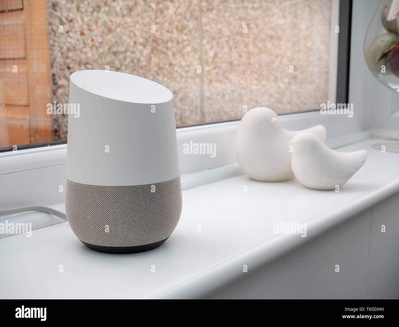 Des tons neutres smart speaker en attente de la commande Banque D'Images