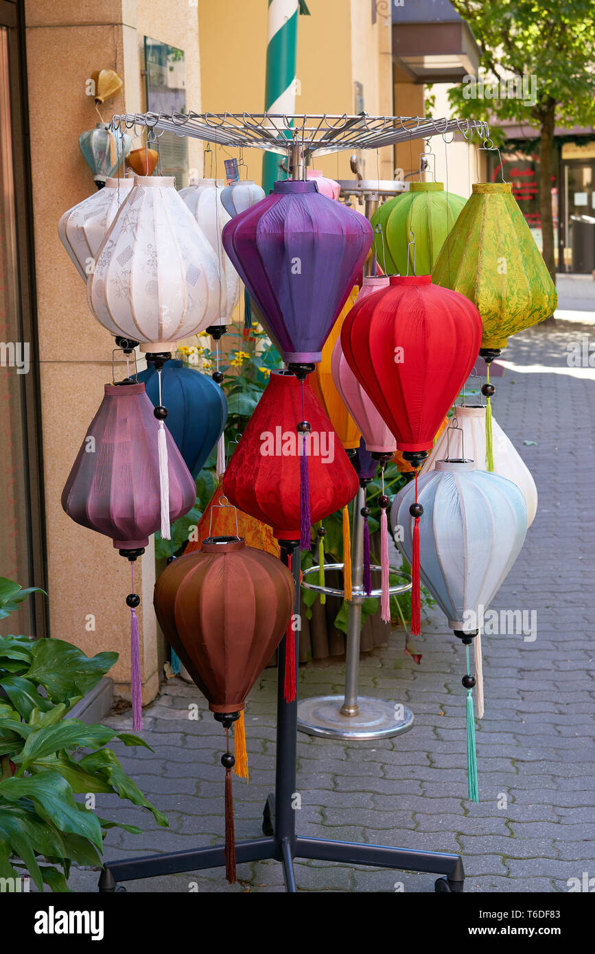 Lanternes en face d'une boutique au centre-ville de Berlin Banque D'Images