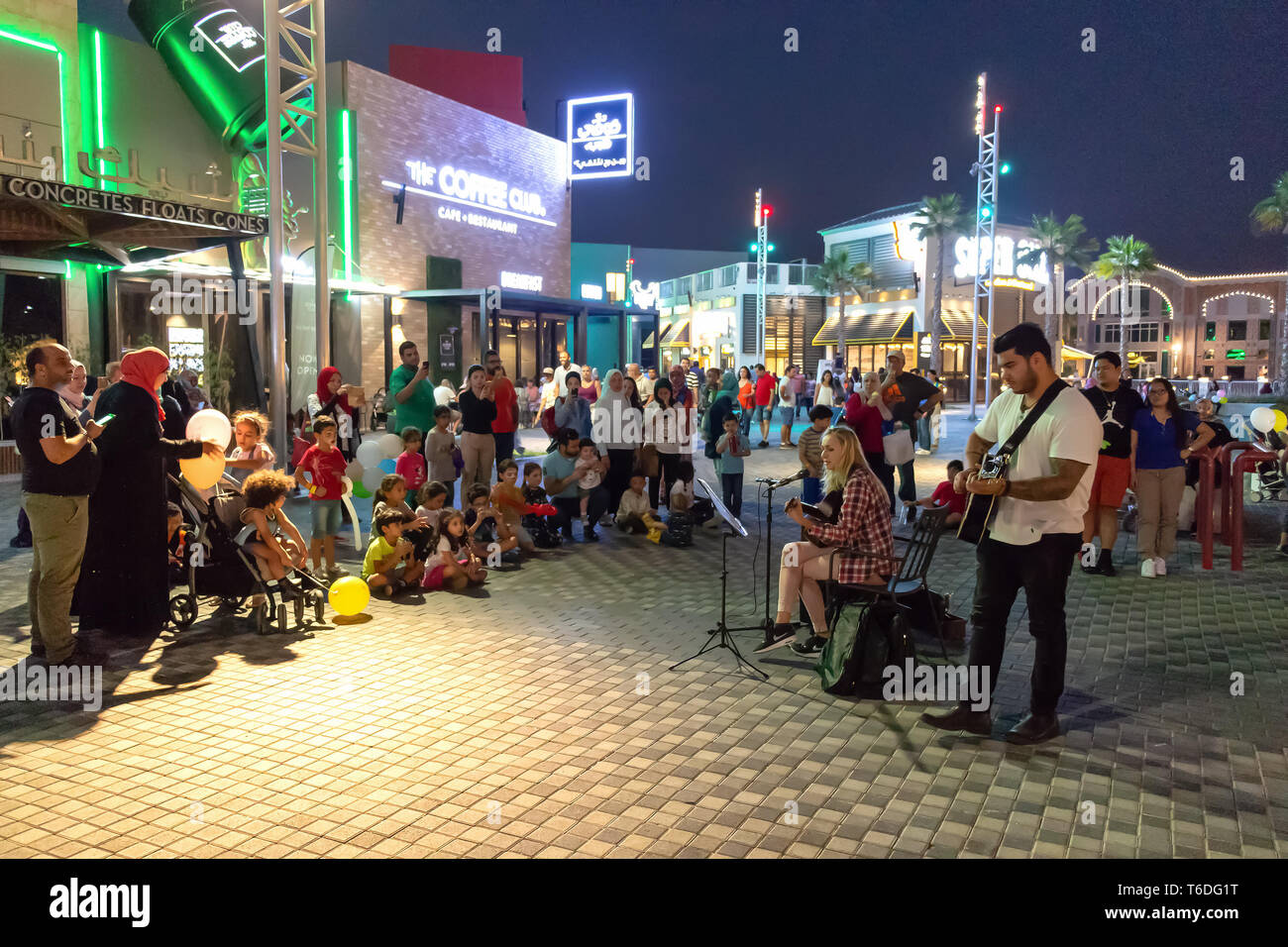 Dubaï, Émirats arabes unis - Novembre 2017 : des musiciens de rue femme et  homme jouer de la guitare et chanter sur la place Photo Stock - Alamy