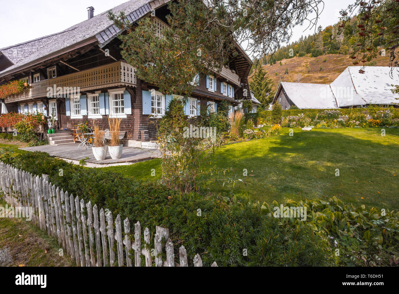 Maison de la Forêt-Noire avec toit en croupe et façade en bois, le village de Müllheim, Allemagne, de l'agriculture maison avec jardin Banque D'Images