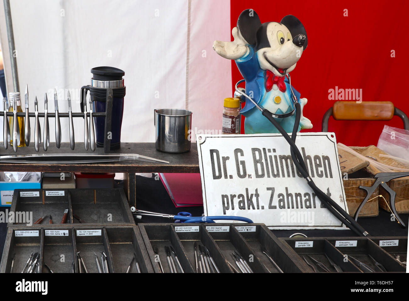 MUNICH, ALLEMAGNE à épiler, médecine dentaire d'outils et d'un stéthoscope sur vente (avec Mickey Mouse) à l'assemblée annuelle du marché aux puces géant en plein air à Munich Banque D'Images