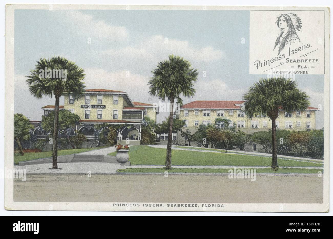 Carte postale avec une image en couleurs représentant le jaune, à plusieurs étages, en stuc, Spanish-Revival Issena la façade de l'hôtel Princess, exploité par Henry W Haynes ; avec une route, trois palmiers, et l'hôtel pelouse visible dans l'avant-plan, et un noir et blanc carré en médaillon en haut à droite avec un portrait de profil d'une femme des Premières Nations, vraisemblablement la princesse titulaire Issena ; situé dans le Seabreeze, Floride, 1914. À partir de la Bibliothèque publique de New York. () Banque D'Images