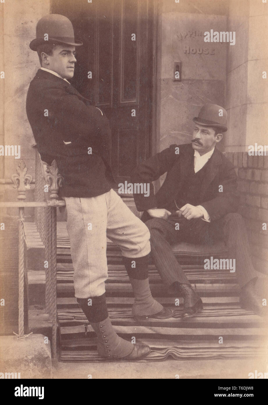 Photographie victorienne montrant deux hommes bien habillés à l'entrée de Dinan Maison dans village de Borth, Ceredigion, pays de Galles. Pris au 1er janvier 1891. Banque D'Images