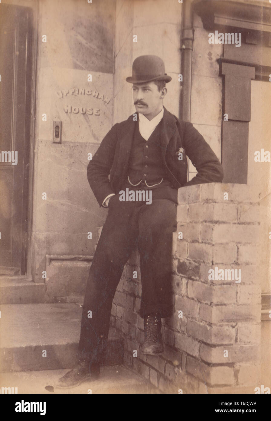 Photographie victorienne montrant un homme bien habillé est assis à l'entrée de Dinan Maison dans village de Borth, Ceredigion, pays de Galles. Pris au 1er janvier 1891. Banque D'Images