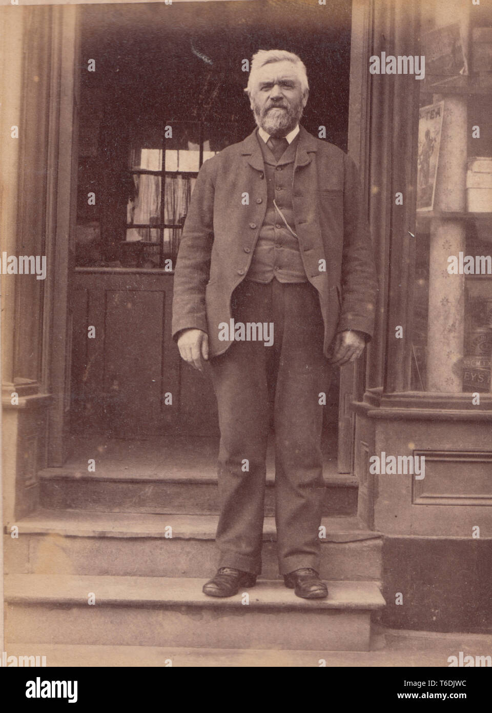 Victorian 1891 Photographie montrant un homme se tenait habillés à l'entrée d'une boutique ou des rafraîchissements au Village de Borth, Ceredigion, pays de Galles Banque D'Images
