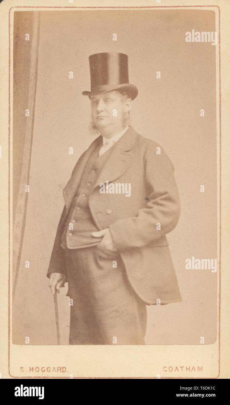 Coatham, Redcar CDV (carte de visite) d'un homme de l'époque victorienne avec plus adapté des favoris. Porter un grand chapeau et tenant une canne. Banque D'Images