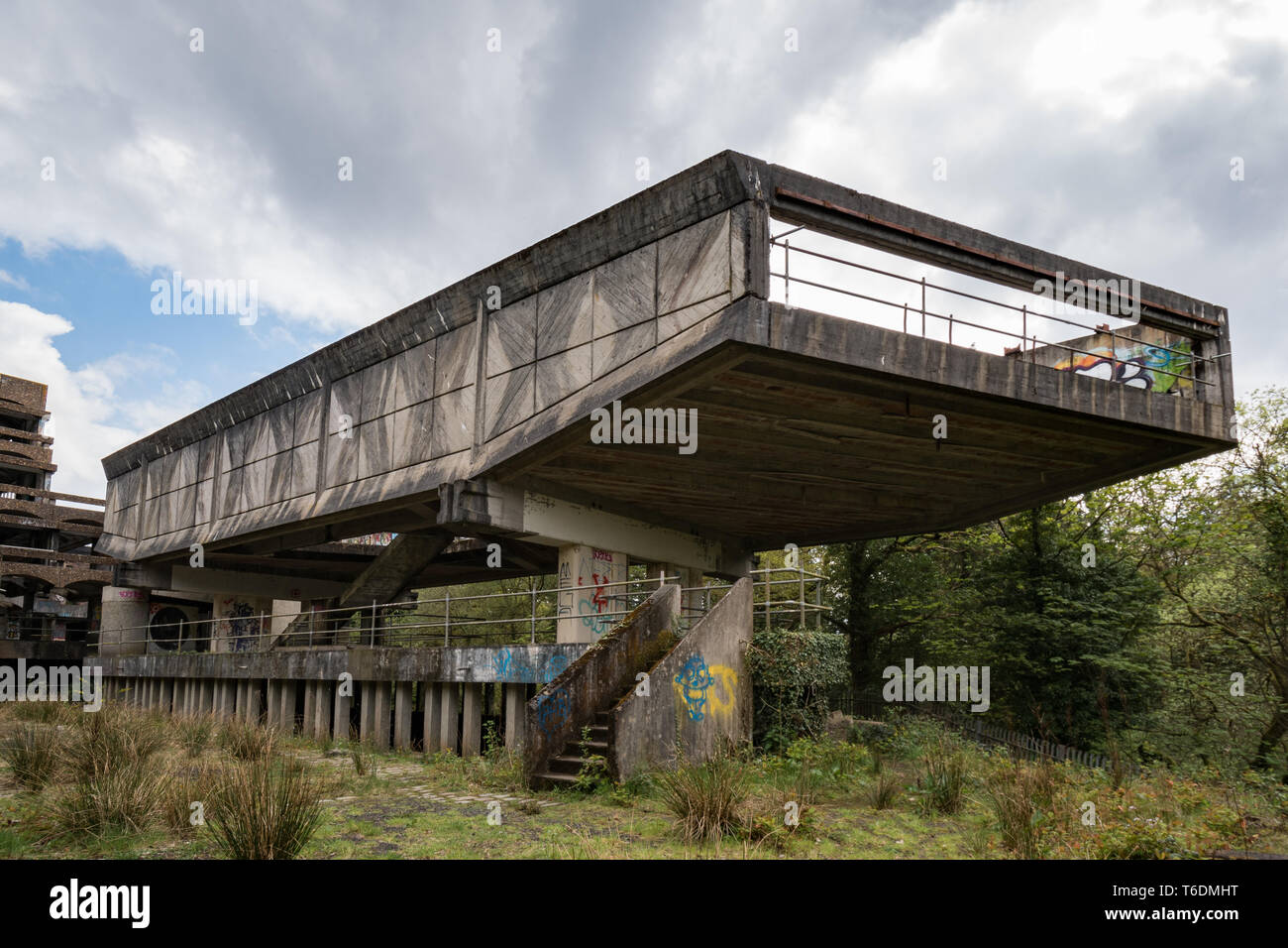 St Peters, Séminaire Cardross, près de Dumbarton, en Ecosse, Royaume-Uni - abandonné et un bâtiment à l'abandon - Bloc d'enseignement en porte-à-faux au-dessus de la bibliothèque Banque D'Images
