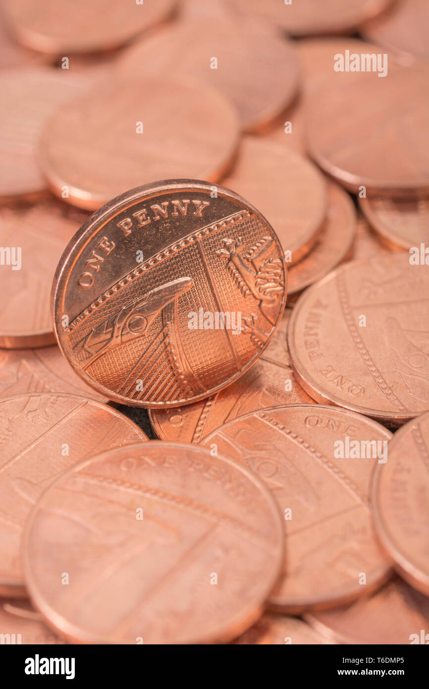 Macro close-up de 1 Penny britannique / 1p coin sur le lit des sous. Décès du penny, fin de pièces de cuivre, penny soit retirée de la circulation, enregistrez le sou Banque D'Images