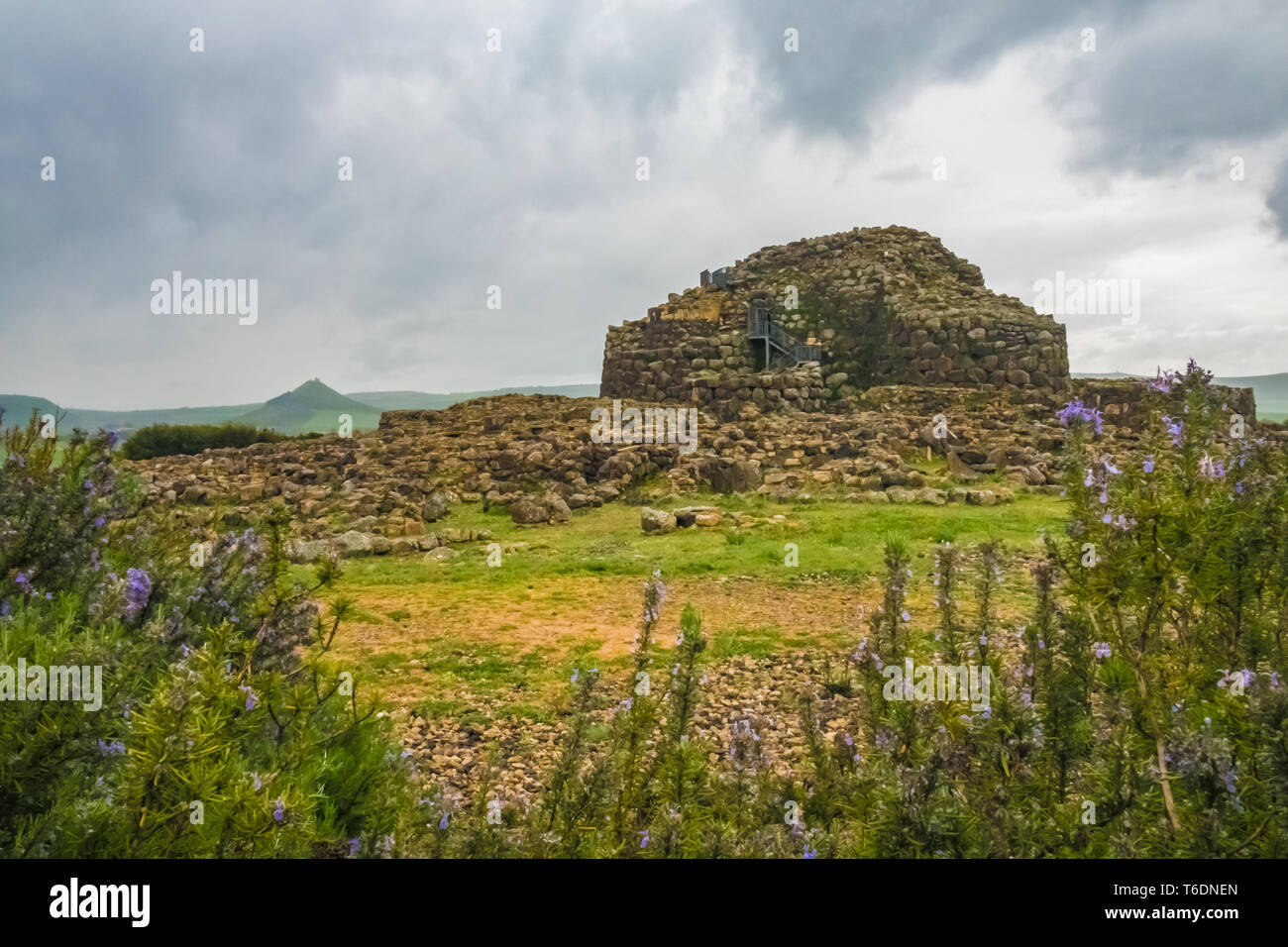 Su Nuraxi est un site archéologique nuragiques de Barumini, Sardaigne, Italie. Parmi des milliers d'anciennes structures mégalithiques construit au cours de l'âge nuragique Banque D'Images