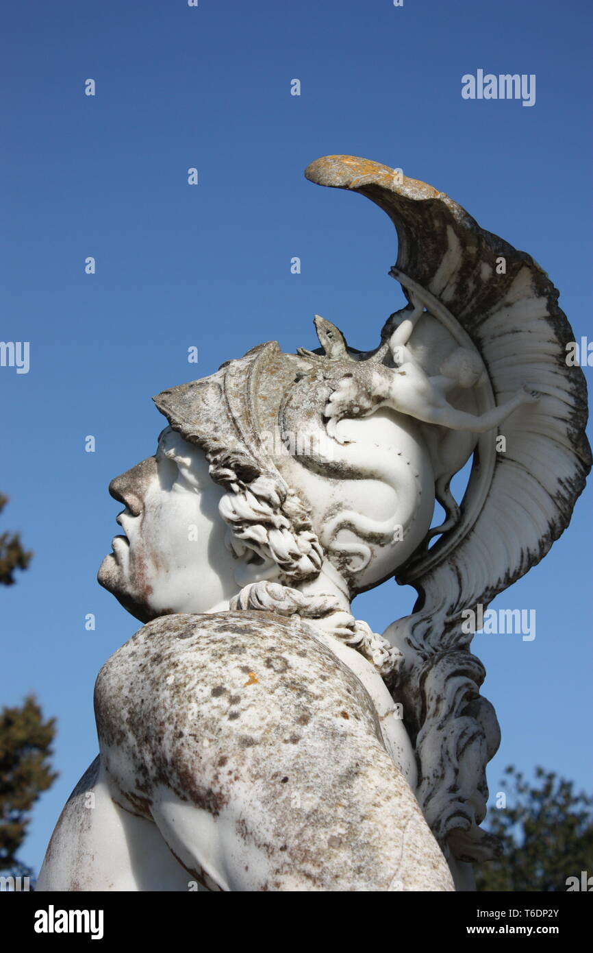 Une statue de l'Achille mourant dans le jardin de l'Achilleion sur l'île Ionienne de Corfou en Grèce. Banque D'Images