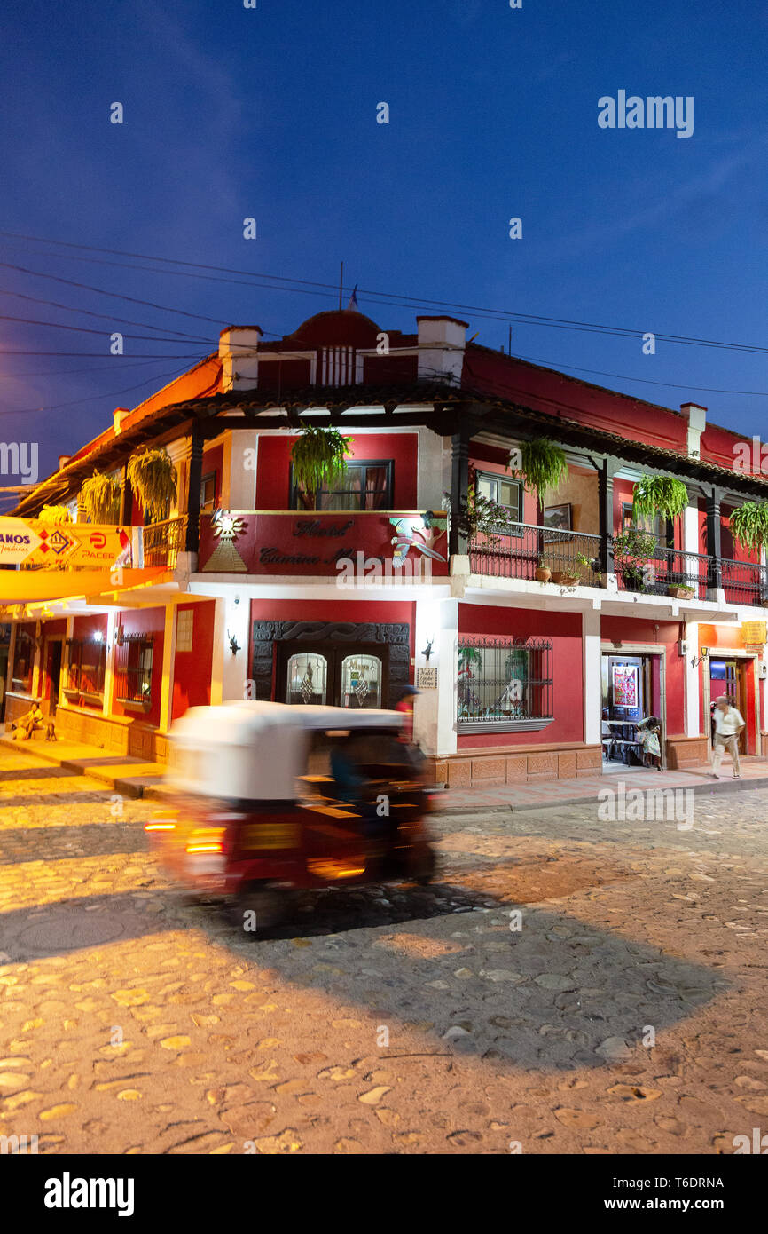 Honduras ville ; scène de rue la nuit dans la ville colorée de Copan Ruinas, au Honduras, Amérique Centrale Banque D'Images