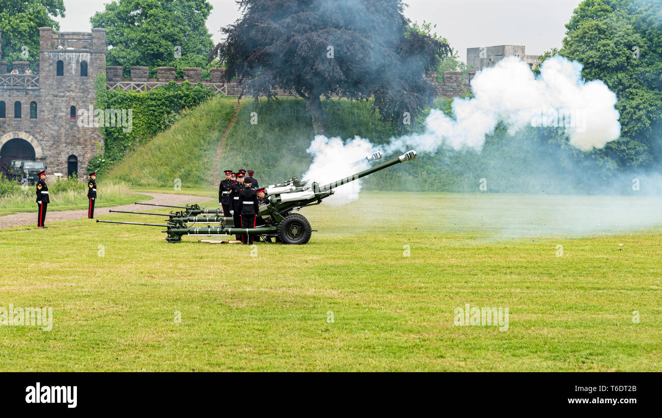 Royaume-uni, Cardiff - 09 juin 2018 - 104 Regiment Royal Artillery fire une salve de 21 dans le cadre de l'anniversaire officiel de la reine Elizabeth II Banque D'Images