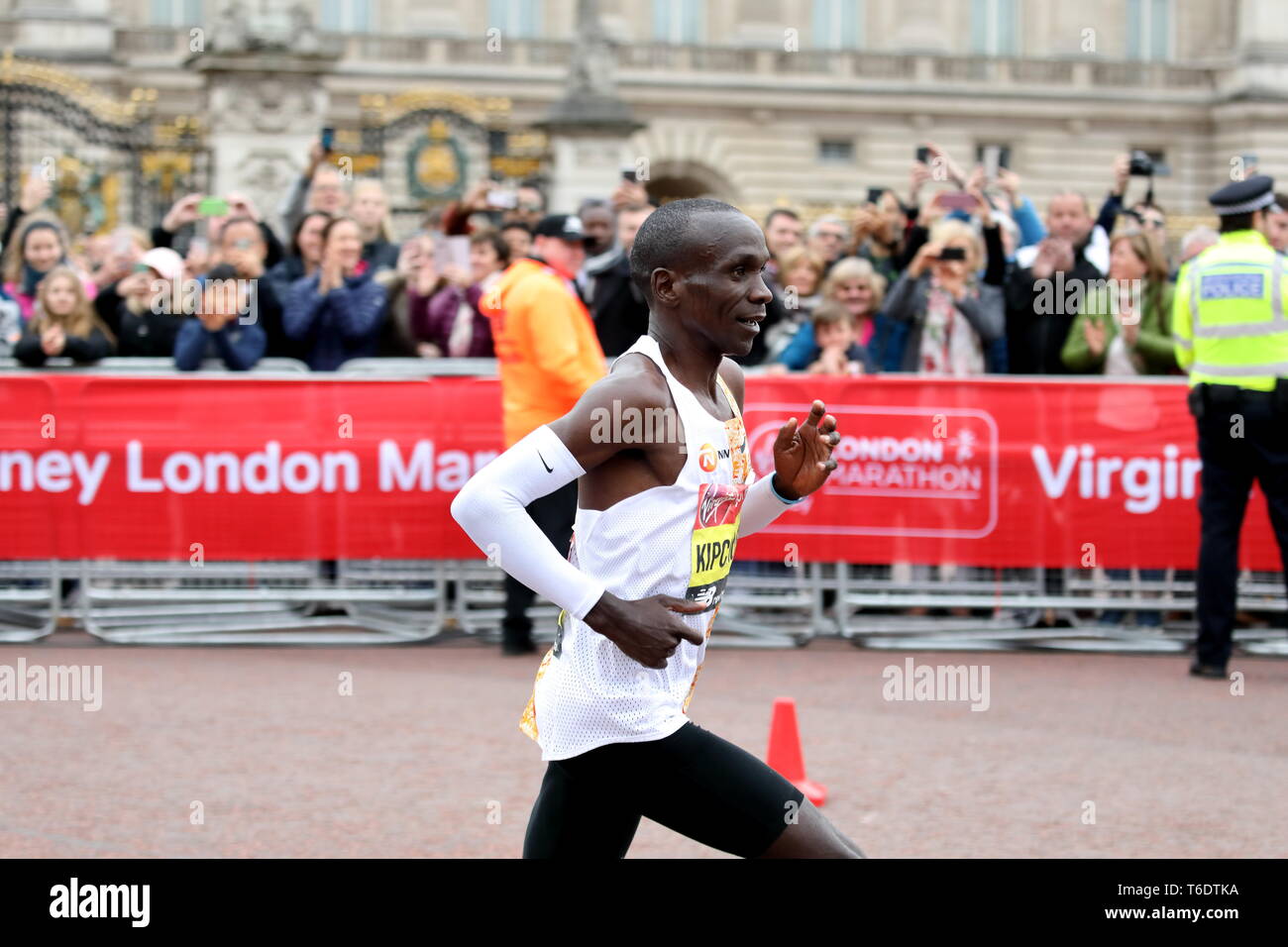 La Vierge, le Marathon de Londres 2019 men's winner Eliud Kipchoge du Kenya, dans la phase finale devant le palais de Buckingham. Banque D'Images