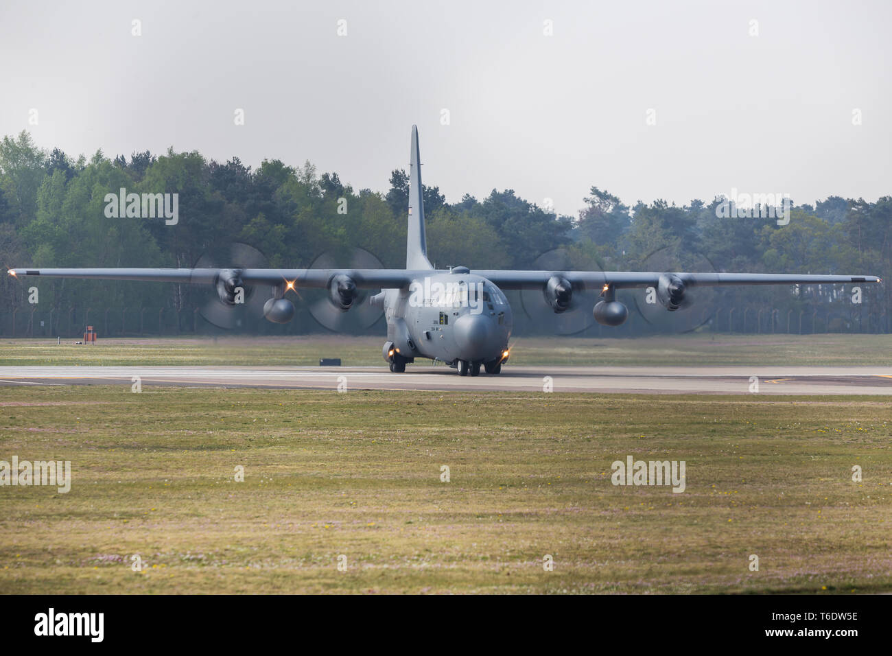 Lockheed C-130H Hercules des taxis de l'aéroport de la RAF Lakenheath, Suffolk après l'atterrissage en avril 2019. Banque D'Images