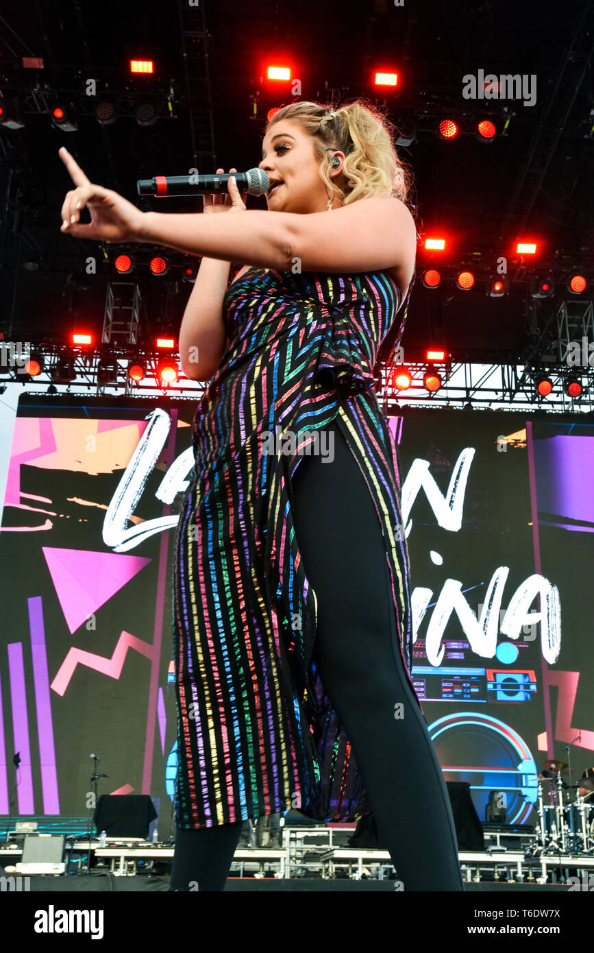 Indio, en Californie, le 28 avril 2019, Lauren Alaina sur scène l'exécution à une foule énergique au jour 3 de la Stage Coach Festival de musique country. Photo : Banque D'Images