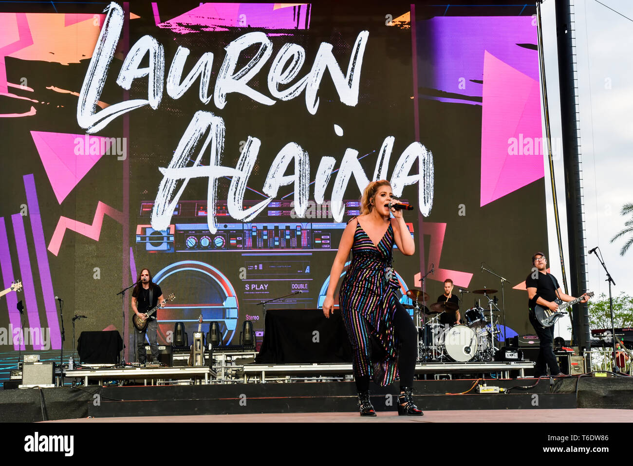 Indio, en Californie, le 28 avril 2019, Lauren Alaina sur scène l'exécution à une foule énergique au jour 3 de la Stage Coach Festival de musique country. Photo : Banque D'Images