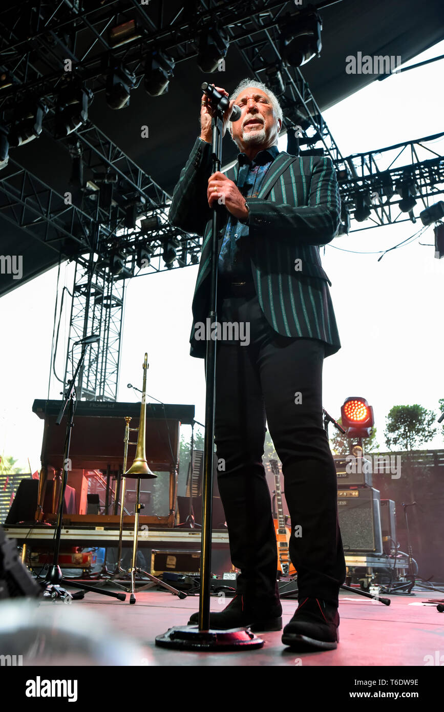 Indio, en Californie, le 28 avril 2019, Tom Jones sur scène l'exécution à une foule énergique au jour 3 de la Stage Coach Festival de musique country. Photo : Ken Banque D'Images