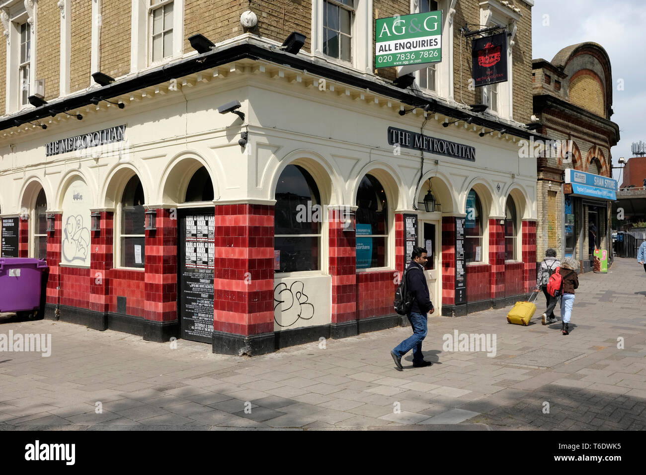 Une vue générale d'un pub fermé (la région métropolitaine) dans Westbourne Grove W11 Banque D'Images