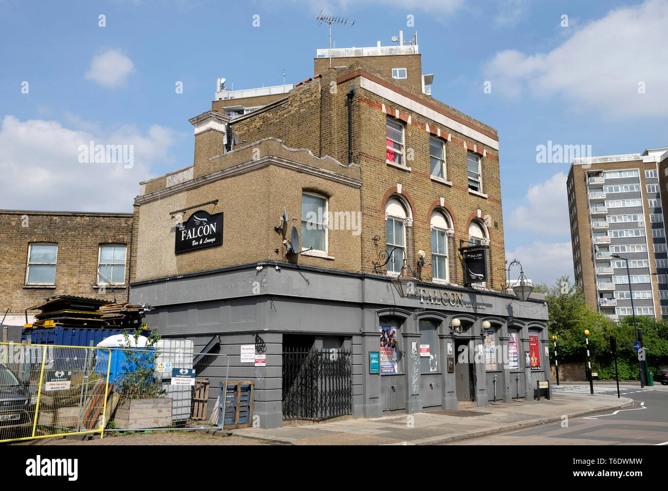 Une vue générale d'un fermé pub à Queen's Park, Londres Banque D'Images