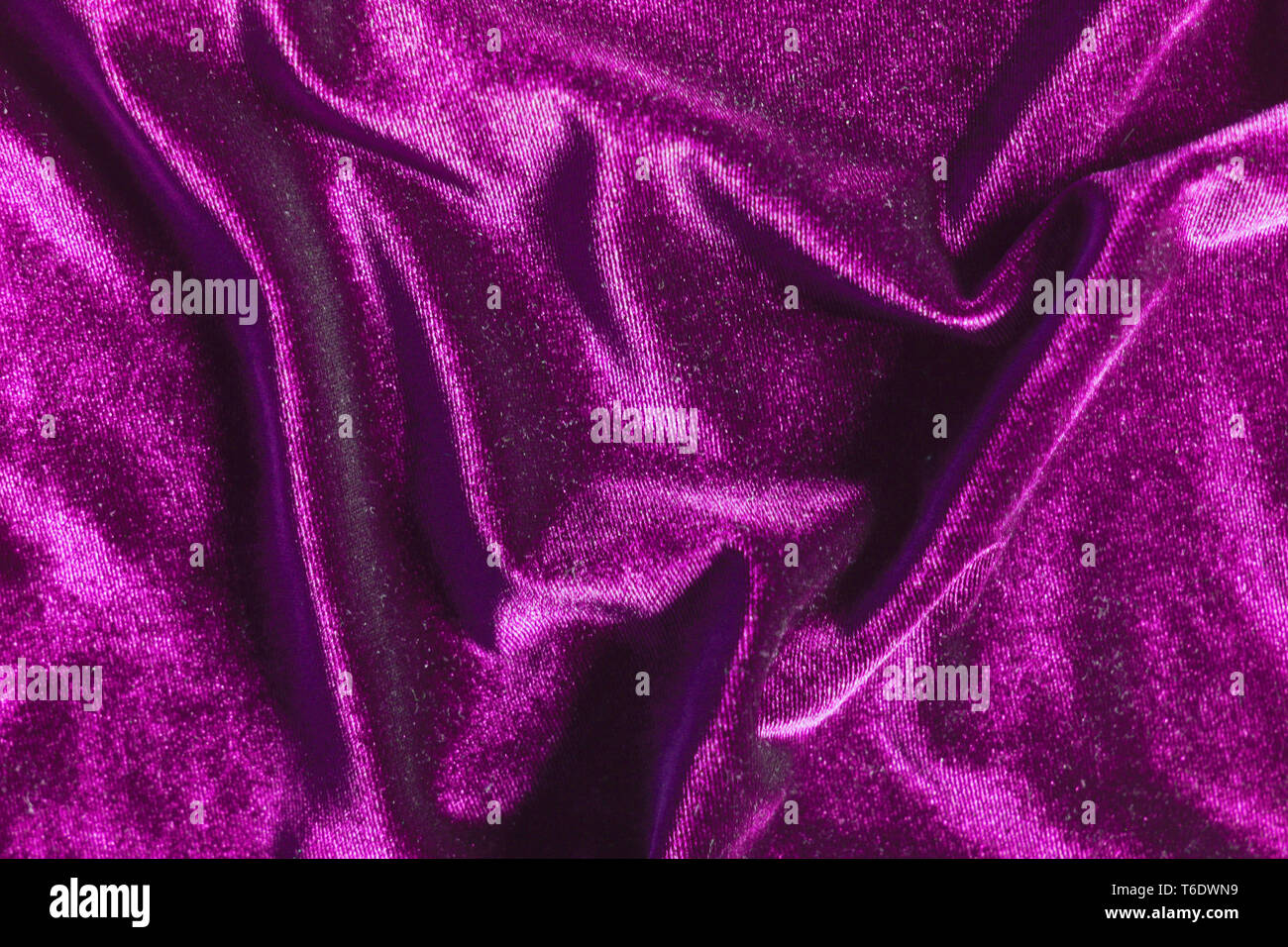 Violet velours fantaisie brillant plis texture background for design Banque D'Images