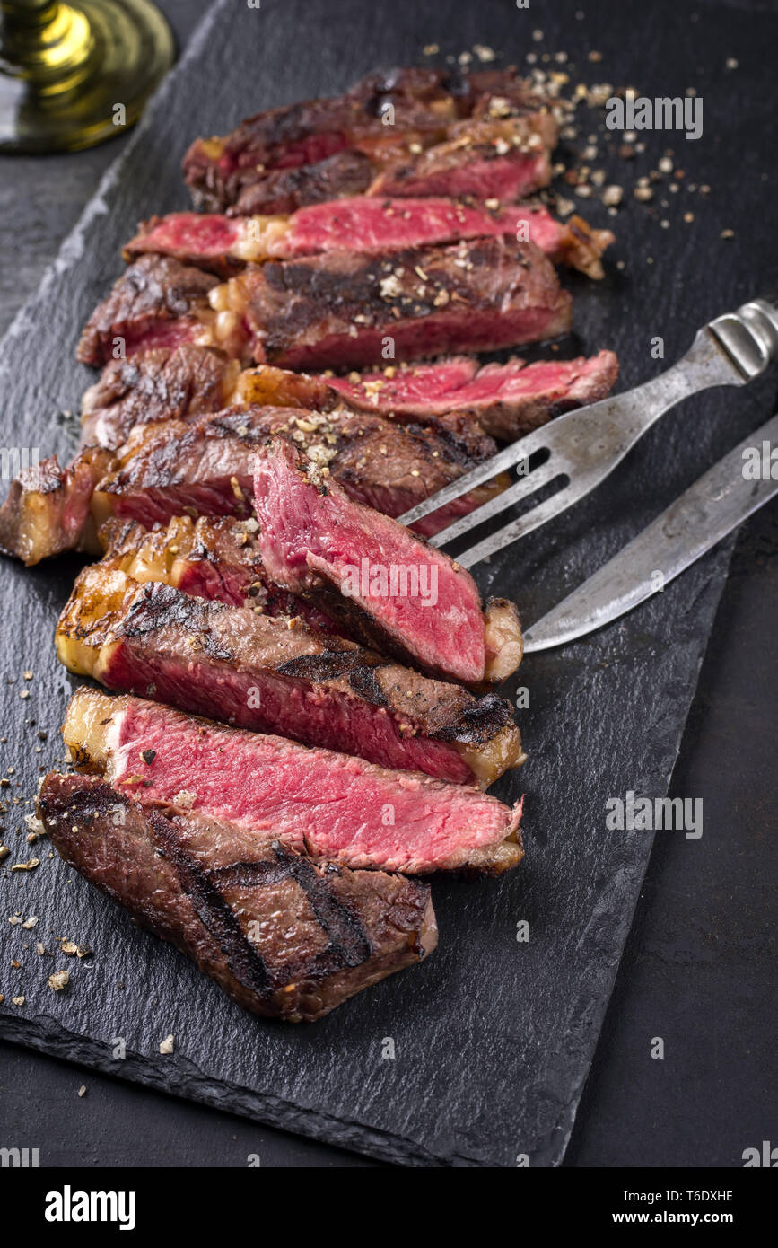 Tagliata di manzo Wagyu Barbecue Entrecote comme gros plan sur une ardoise Banque D'Images