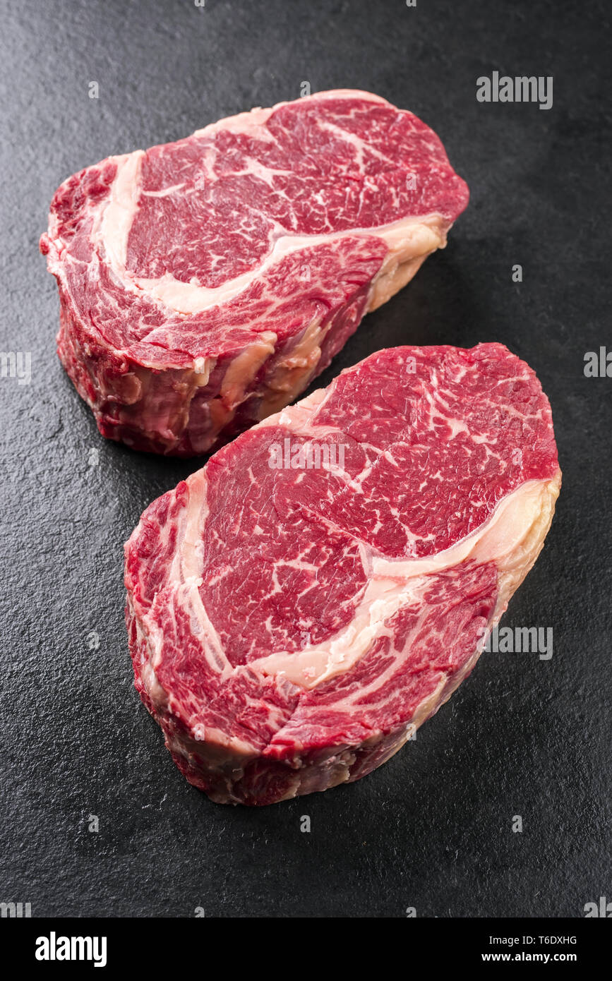 Deux matières de Kobe Entrecote Steak sec comme sur une ardoise Banque D'Images