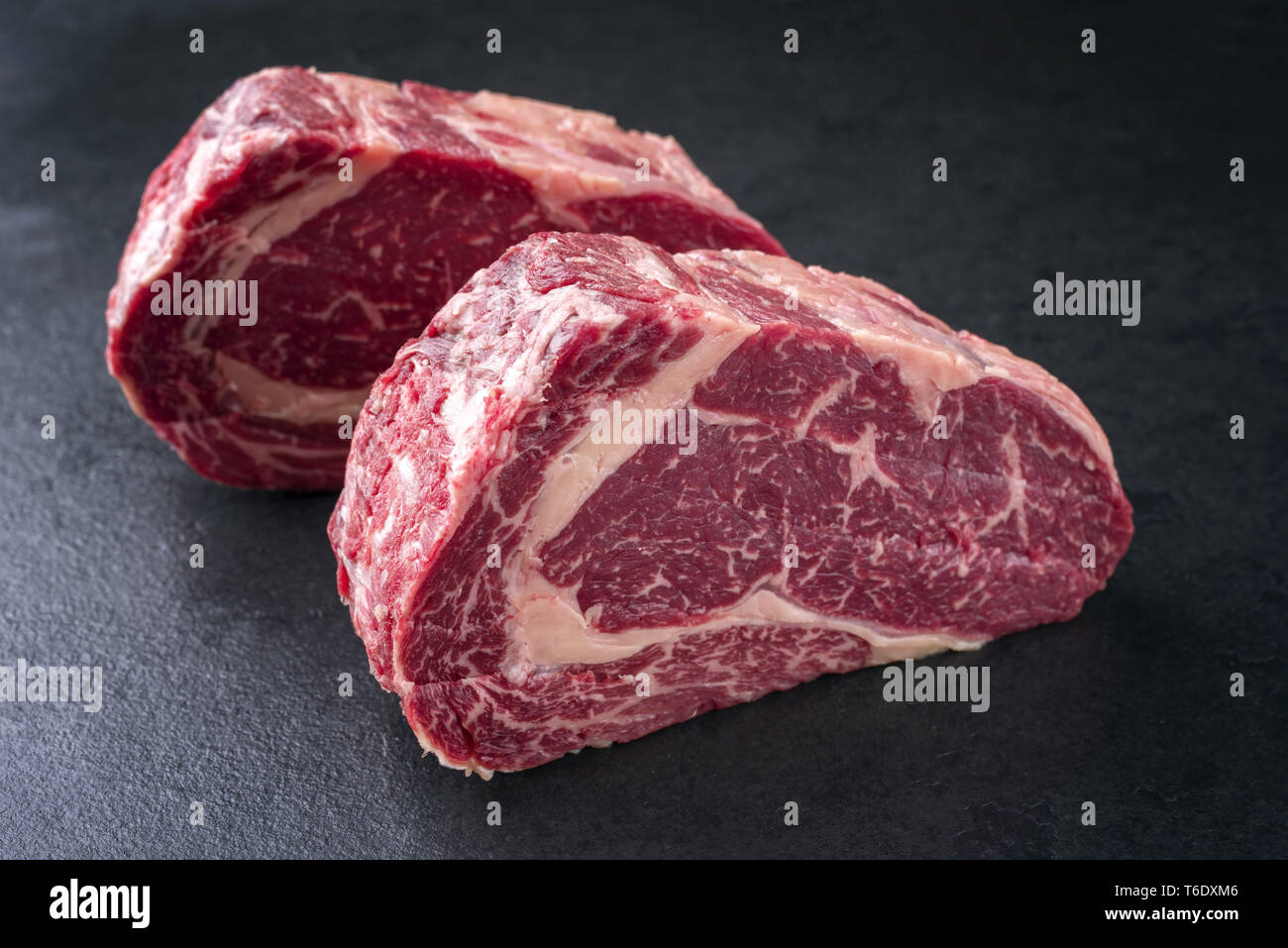 Sec brut de Kobe Entrecote Steak comme gros plan sur une ardoise Banque D'Images