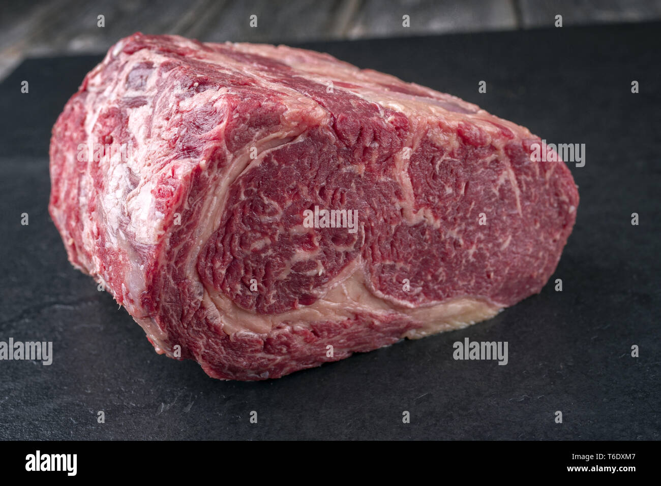 Sec brut de Kobe Entrecote Steak comme gros plan sur une ardoise Banque D'Images