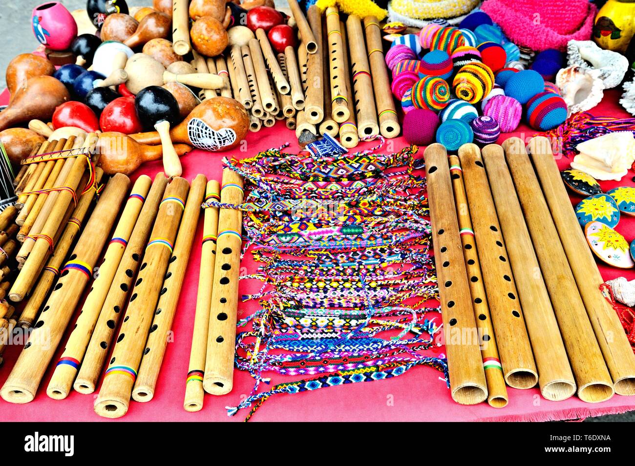 Divers flutes sur le marché d'Otavalo en Equateur Banque D'Images