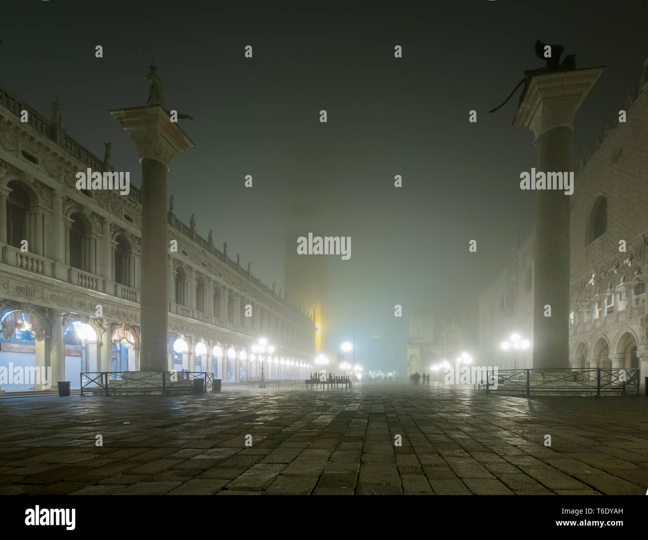 La place St Marc dans le brouillard. Venise, Italie Banque D'Images